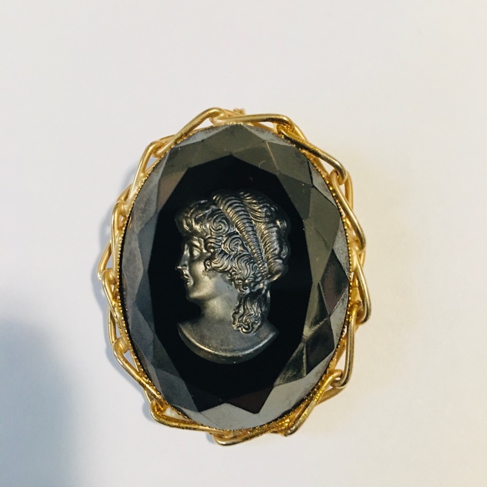 🛑❌SOLD❌🛑Vintage Inverted Onyx Cameo Brooch 💕